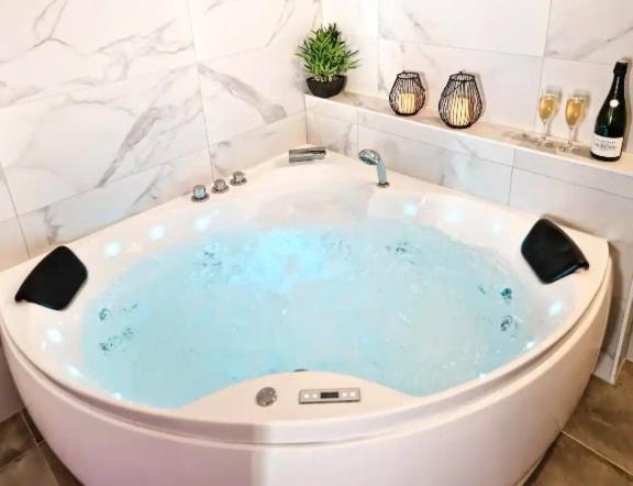 Majord'Home Spa 4*-L'Elegance-Balneo Vieille Ville Annecy Eksteriør billede