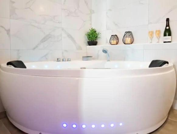 Majord'Home Spa 4*-L'Elegance-Balneo Vieille Ville Annecy Eksteriør billede